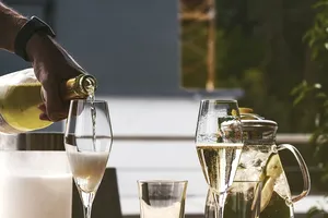 Așa se bea corect șampania, de fapt. De ce nu trebuie să agiți niciodată sticla înainte de a-i scoate dopul