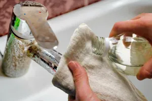 Cu ce se curăță calcarul din baie. Ingredientul ieftin care se găsește în orice bucătărie