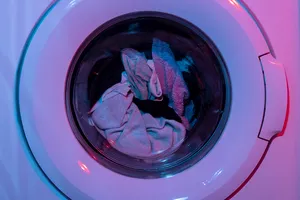 Cum să speli hainele fără detergent. Ai nevoie de câteva ingrediente banale din bucătărie, trucul ieftin și eficient
