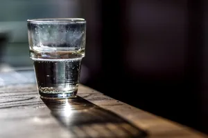 De ce puneau bunicile un pahar cu apă și sare în casă. Efectul nebănuit. Va deveni un obicei și pentru tine