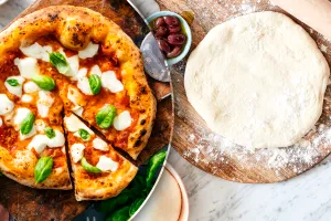 Ce să presari neapărat peste aluatul de pizza după ce îl întinzi. E secretul italienilor, asa iese crocant și gustos