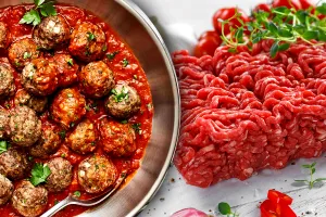 Cu ce să amesteci carnea tocată pentru cele mai bune chiftele. Ingredientul de aur care le face mult mai pufoase