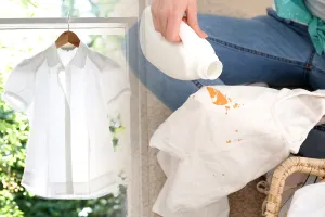 Cu ce se spală hainele albe pentru a elimina orice pată. Secretul care le face să arate ca noi