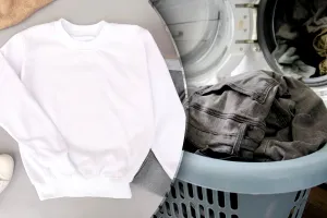 De ce hainele albe se fac gri după spălare. Ce se întâmplă de fapt, greșeala majoră