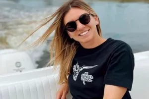 Ipostază rară cu Simona Halep în costum de baie minuscul. Decolteul a încins imaginația multor bărbați