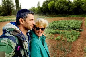 Acasă la Dana Nălbaru și Dragoș Bucur. Cum s-au pozat cei doi în grădină, ipostazele sunt neașteptate