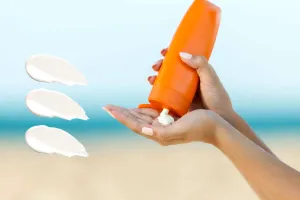 Poți folosi în continuare crema de protecție solară de anul trecut? Detalii importante pe care multe persoane le trec cu vederea