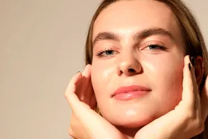Cum să încetinim îmbătrânirea tenului cu pași simpli și zilnici. Tenul tău îți va mulțumi