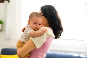 Cum să îți faci bebelușul să ragăie fără stres: ghid practic