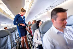 Cum poţi deveni stewardesă. Ce condiţii impun companiile aeriene pentru însoţitoarele de zbor
