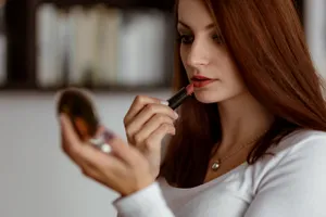 Cum se folosește corect rujul. Sigur şi tu l-ai aplicat greşit până acum