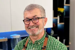 Maestrul bucătar Petrișor Tănase gătește pentru 200 de refugiați ucraineni: „Copiii, sărmanii de ei, nici nu au poftă de mâncare”. Cum le alină el suferința EXCLUSIV