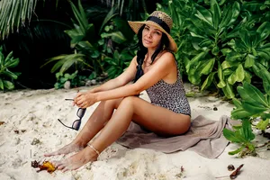 Corina Caragea ne-a dezvăluit regulile de aur pentru o vacanţă reuşită. Obiectul care nu îi lipseşte niciodată din bagaj: „Îl iau cu mine chiar dacă stau la 7 stele” EXCLUSIV