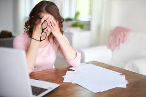 Îmi înşel soţul cu şeful meu de aproape doi ani. Chiar el m-a împins să fac asta