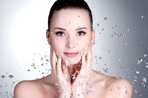 Cum poţi scăpa de excesul de sebum cu apă minerală. Adio, ten gras