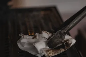 Cum cureți grătarul dacă nu ai la îndemână o perie. Trucuri geniale 