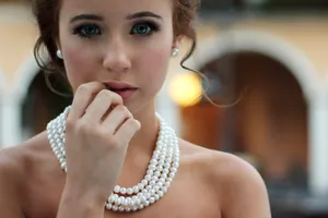 Colierul bunicii, din nou la modă. Cum să-l porți ca să atragi toate privirile