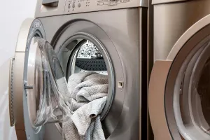 De ce hainele albe devin gri după mai multe spălări. Greșeala uriașă pe care o fac toate gospodinele