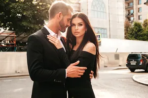 Mai sunt bărbații atrași de imaginea femme fatale? Calitățile care îi atrag de fapt la o femeie