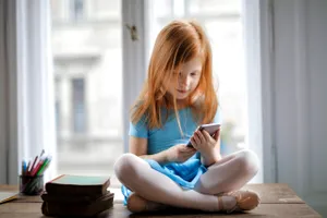 De la ce vârstă pot avea copiii un telefon mobil. Greşeli pe care le fac adesea părinţii