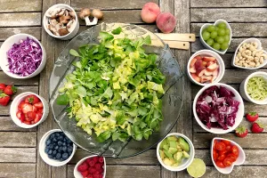 Nu mai amesteca niciodată salata cu lingura. Cum se prepară corect, de fapt