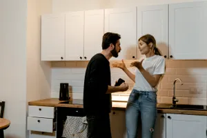 Soțul mă jignește la fiecare ceartă. Îmi vorbește foarte urât. Mi-e teamă că într-o zi va deveni și violent