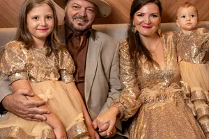 Ana Maria Socaciu și-a adorat tatăl. Pentru ea, Victor Socaciu a fost totul: ”Dacă nu mi-ar fi fost tată, sigur m-aș fi îndrăgostit platonic de el! Este idealul meu de bărbat!”. Exclusiv și poze de familie