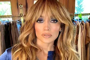 Învață de la Jennifer Lopez cum să porți satinul cu stil. Reguli de bază pentru o apariție strălucitoare