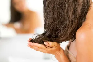 Metoda banală care accelerează creşterea părului. Trebuie doar să adaugi câteva picături din acest ulei în șampon