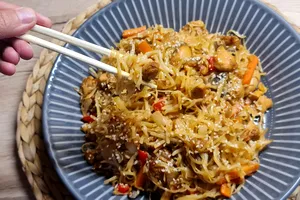Noodles sau tăiței de orez cu carne de pui și legume