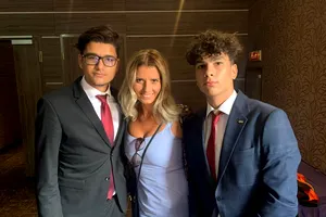 Raluca Guslicov, interviu spumos cu băieții ei. Cum se descurcă actrița din Trăsniții cu iubitele acestora: “Nu îmi mai găsesc nimic în casă” EXCLUSIV