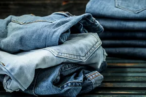Băutură care scoate instant petele de pe blugi. Acesta este secretul costumierilor de pe Broadway