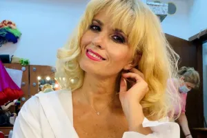 Raluca Guslicov are un monolog pe scenă despre blonde. Ce spune despre blonda nr 1 din România, Elena Udrea: ”S-a încins prea tare și acum se răcorește un pic” EXCLUSIV