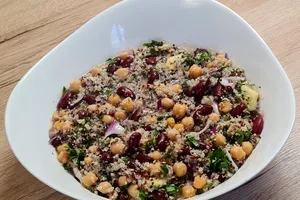 Salată cu quinoa, fasole roșie și năut. Salată fitness proteică