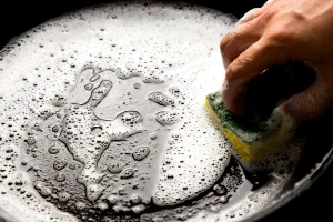 3 trucuri pentru a curăța cel mai ușor arsura de pe tigăi. Te scapă de frecat, vor străluci