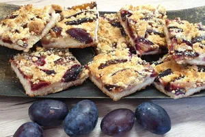 Prăjitură cu prune și cremă de mascarpone. Ce trebuie să pui alături pentru un desert absolut delicios