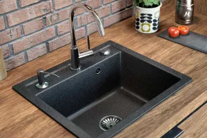Ingredientul banal care curăță petele de calcar de pe robinete. Baia ta va străluci cu acest truc uimitor