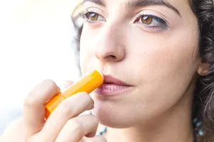 Cum să-ți faci acasă un balsam natural de buze. Ingredientele cu care nu dai greș