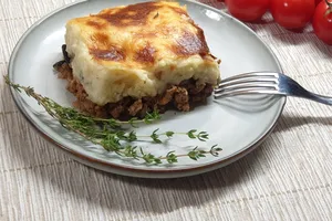 Musaca grecească cu vinete și carne tocată. Secretul ca să iasă savuroasă