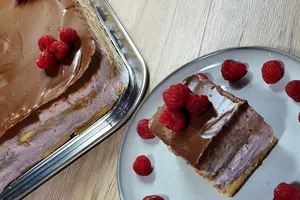 Prăjitură cu pișcoturi și cremă de zmeură cu mascarpone. Nu are nevoie de coacere