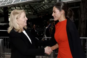 Regina Letizia a Spaniei, fabuloasă într-o rochie roșie. E departe de a fi un articol de lux. Cât costă ținuta
