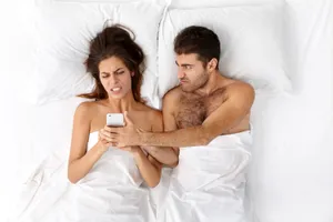 Soțul meu vorbește cu alte femei pe internet. I-am luat telefonul și am găsit inclusiv o discuție cu colega mea de la muncă