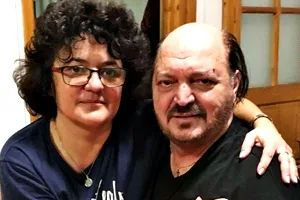 Brândușa Socaciu nu se desparte de cadoul oferit de soțul ei, regretatul artist Victor Socaciu: ”Port ceasul gravat cu versuri din cântecul ”Ceasul iubirii”. Ultima lor fotografie împreună EXCLUSIV