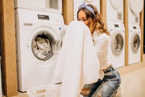 Cum se spală corect hainele. 4 trucuri și idei utile pentru a te bucura cât mai mult de ele