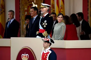 Regina Letizia, apariție spectaculoasă. Ce ținută deosebită a purtat la parada militară de Ziua Națională a Spaniei