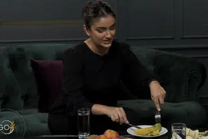 Cum se mănâncă fructele și se bea apa corect, când ieșim în societate. Reguli de bune maniere de la Andreea Ștefănescu, trainer internațional de etichetă VIDEO EXCLUSIV