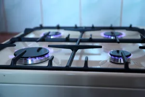 Amestecul care curăță instant arsura de pe aragaz. Trucul cu doar 3 ingrediente banale