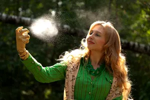 De ce să nu îți dai niciodată cu parfum în păr. Greșeala majoră
