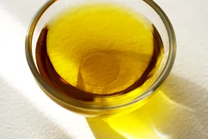 Metoda simplă care te scapă de petele de ulei de pe haine. Ai nevoie de un ingredient banal, rezultate uimitoare