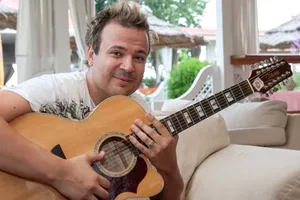 Dan Helciug are un talent ascuns: ”M-am specializat într-o zonă artistică experimentală a „păpușeriei”, dedicată adulților”. De ce nu e actor păpușar la ”Țăndărică”. Exclusiv